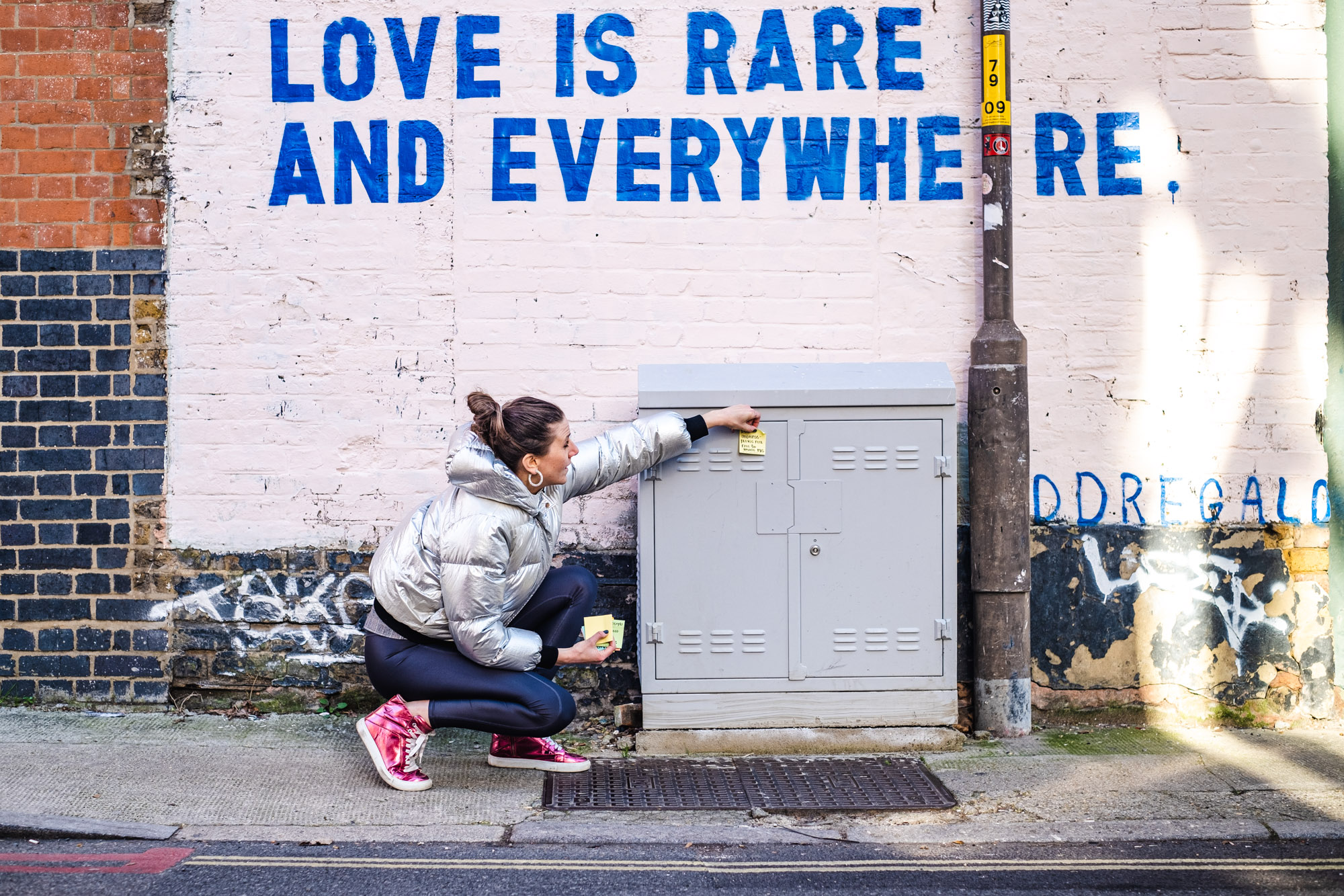 stephanie seege the sticky fairy distributing sticky note quotes in london